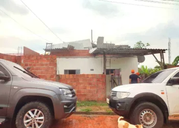 Laje desaba e dona de casa sofre escoriações durante temporal em Rio Branco