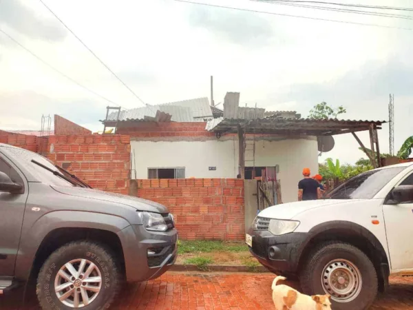 Laje desaba e dona de casa sofre escoriações durante temporal em Rio Branco