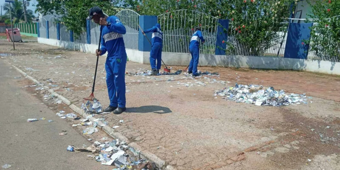 Com reforço de trabalhadores, Zeladoria de Rio Branco inicia limpeza das ruas após derrame de santinhos