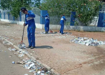 Com reforço de trabalhadores, Zeladoria de Rio Branco inicia limpeza das ruas após derrame de santinhos