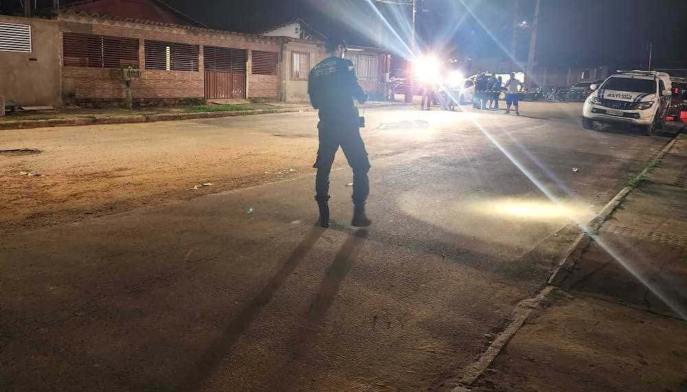 Homem é morto a tiros após ter casa invadida por grupo encapuzado, em Rio Branco