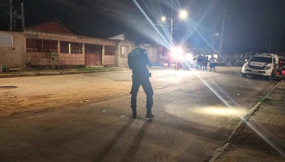 Homem é morto a tiros após ter casa invadida por grupo encapuzado, em Rio Branco