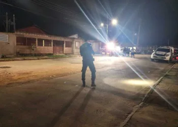 Homem é morto a tiros após ter casa invadida por grupo encapuzado, em Rio Branco