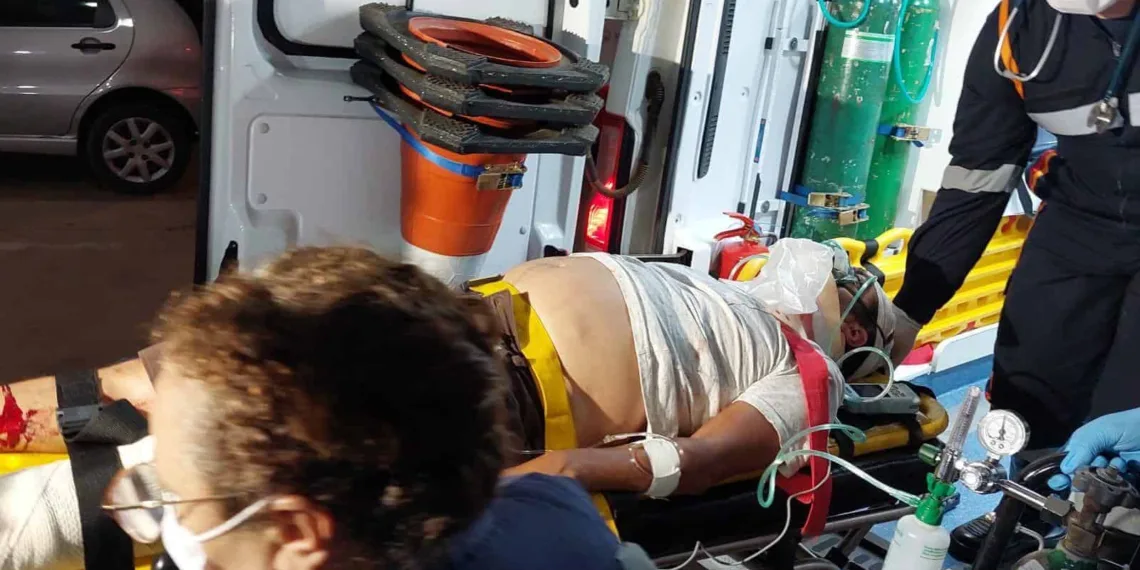 motociclista fica ferido após bater moto em carro na capital