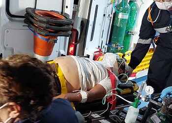 motociclista fica ferido após bater moto em carro na capital