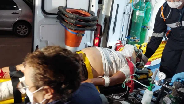 Em mais um acidente de trânsito, motociclista fica ferido após bater em carro, na saída da Chácara Ipê