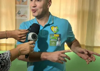 Acompanhado dos filhos, Ney Amorim vota no São José em clima de muito otimismo e gratidão ao povo do Acre