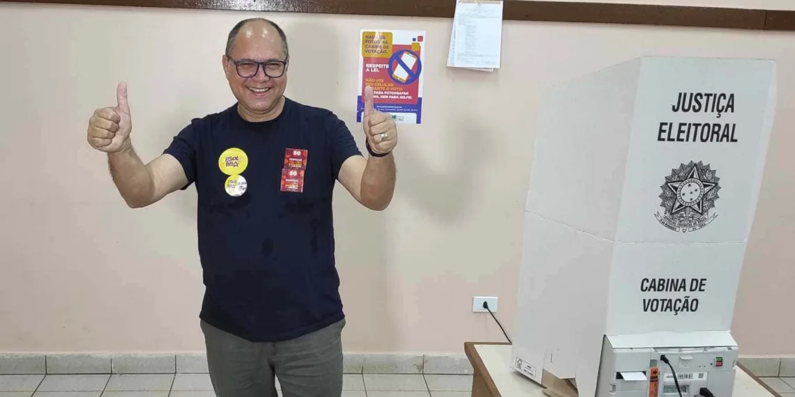 Nilson Euclides vota na Escola Armando Nogueira em Rio Branco: 'me orgulho de ter feito uma candidatura limpa e comprometida'
