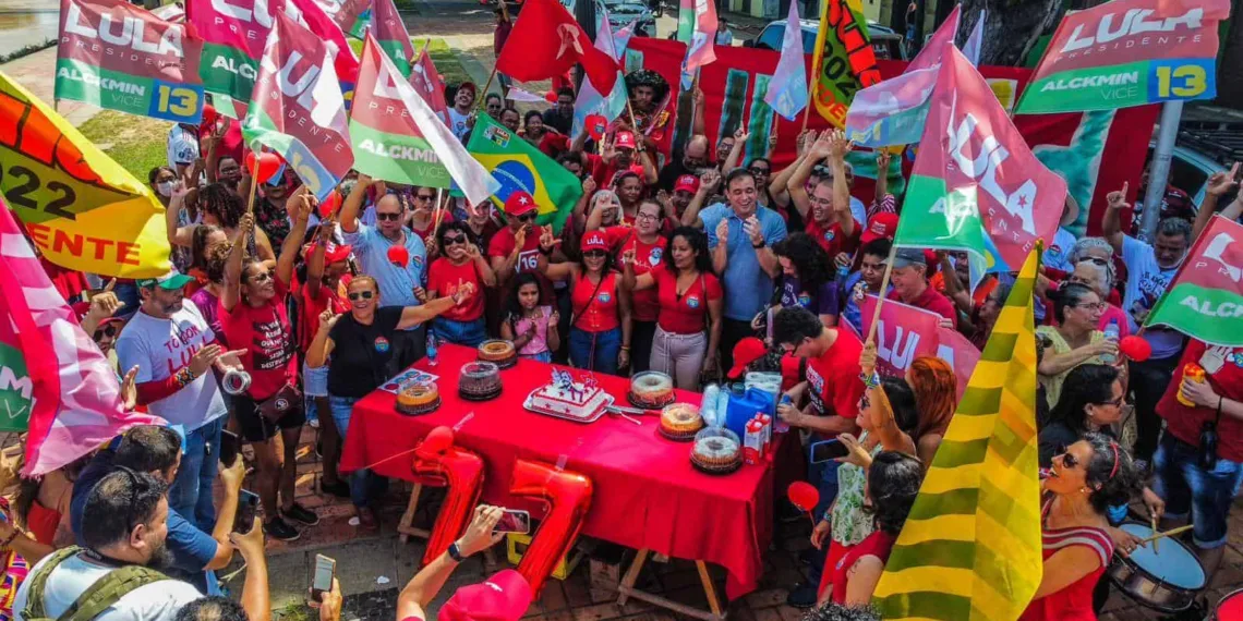 Militantes e apoiadores comemoram aniversário do ex-presidente Lula no Acre