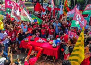 Militantes e apoiadores comemoram aniversário do ex-presidente Lula no Acre
