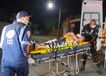 Homem é atropelado por motociclista enquanto tentava atravessar rua no Manoel Julião