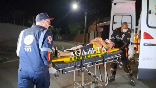 Homem é atropelado por motociclista enquanto tentava atravessar rua no Manoel Julião