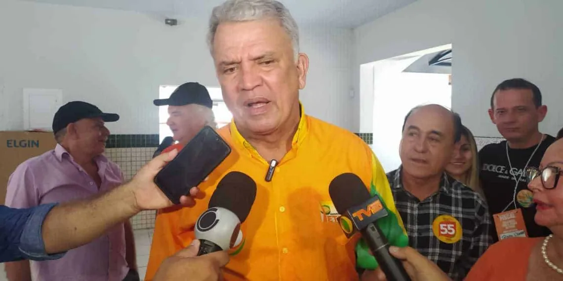 Sérgio Petecão vota na Escola Maria Angélica, em Rio Branco: 'sentimento é do dever cumprido'