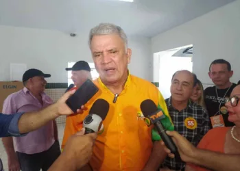 Sérgio Petecão vota na Escola Maria Angélica, em Rio Branco: 'sentimento é do dever cumprido'