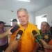 Sérgio Petecão vota na Escola Maria Angélica, em Rio Branco: 'sentimento é do dever cumprido'