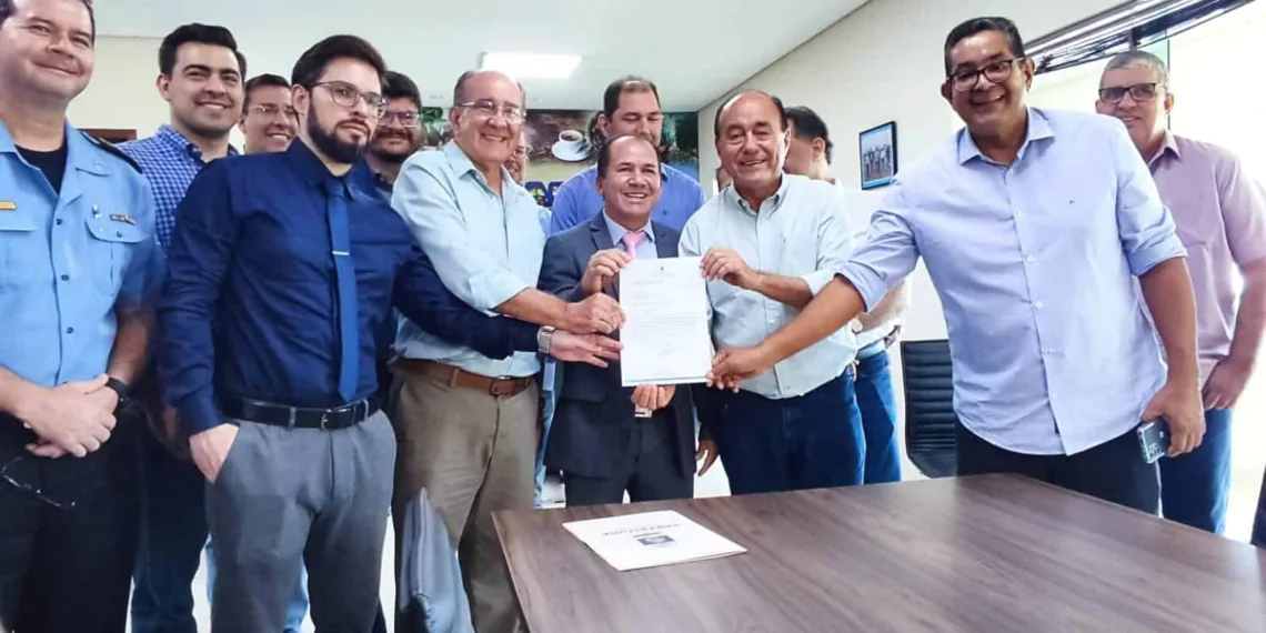 Tião Bocalom, assinou na manhã desta terça-feira, 25, o projeto de Lei de loteamentos abertos monitorados