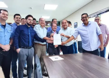 Tião Bocalom, assinou na manhã desta terça-feira, 25, o projeto de Lei de loteamentos abertos monitorados
