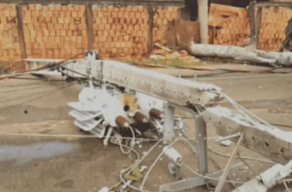 Vendaval: bairro de Rio Branco registra 50 ocorrências de destelhamentos de casas e queda de 12 postes de energia