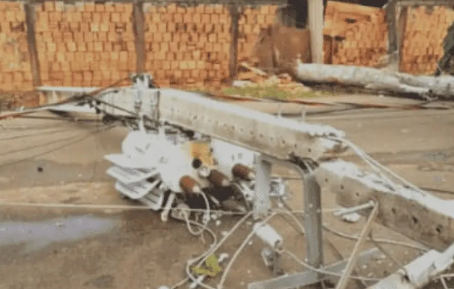 12 postes de energia caíram durante vendaval