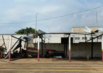 Temporal com chuva de granizo causa destelhamentos, quedas árvores e corte de energia no interior do Acre