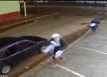 VÍDEO: Dupla armada com martelo quebra vidro de farmácia, rouba fraldas e um termina preso em Rio Branco