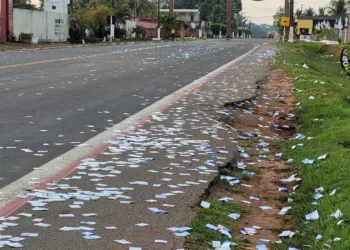 No Acre, 13 são conduzidos à Polícia Federal por causa do derrame de santinhos nas ruas