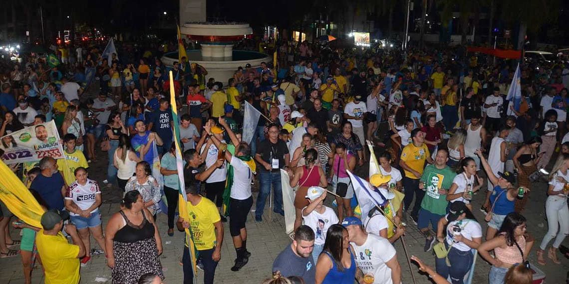 Eleitores festejam no centro de Rio Branco