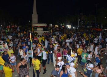 Eleitores festejam no centro de Rio Branco