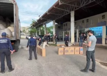 Três são presos com carga de 168 mil maços de cigarros na BR-317