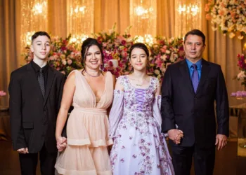 Mariane Lavocat e Siberman Holanda, no dia 28 de outubro , reuniram familiares e amigos para a celebração dos 15 anos da filha Ana Flávia
