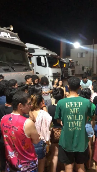 Alunos da Ufac que viajam de ônibus estão impedidos de voltar a Rio Branco devido às manifestações que bloqueiam a 364 em RO