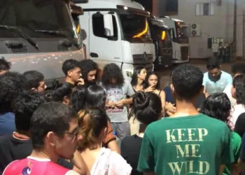 Alunos da Ufac que viajam de ônibus estão impedidos de voltar a Rio Branco devido às manifestações que bloqueiam a 364 em RO