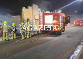 Após discussão, moradores de rua ateiam fogo em prédio abandonado no Bairro Seis de Agosto