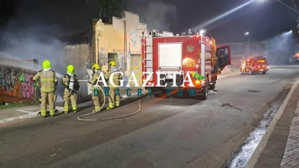 Após discussão, moradores de rua ateiam fogo em prédio abandonado no Bairro Seis de Agosto