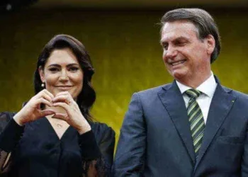 Após rumores de crise no casamento, Michelle se declara a Bolsonaro: "Meu galego lindo"