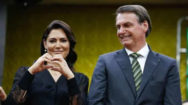Após rumores de crise no casamento, Michelle se declara a Bolsonaro: "Meu galego lindo"