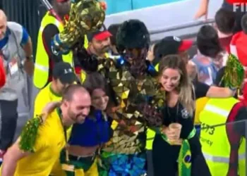Eduardo Bolsonaro aparece em transmissão do jogo do Brasil e gera polêmica nas redes