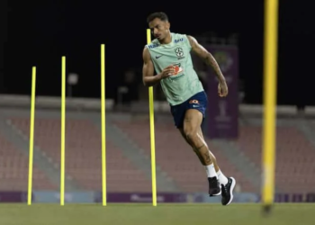 Neymar faz trabalho em piscina do hotel; Danilo treina no campo e avança em recuperação
