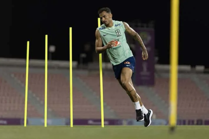 Neymar faz trabalho em piscina do hotel; Danilo treina no campo e avança em recuperação