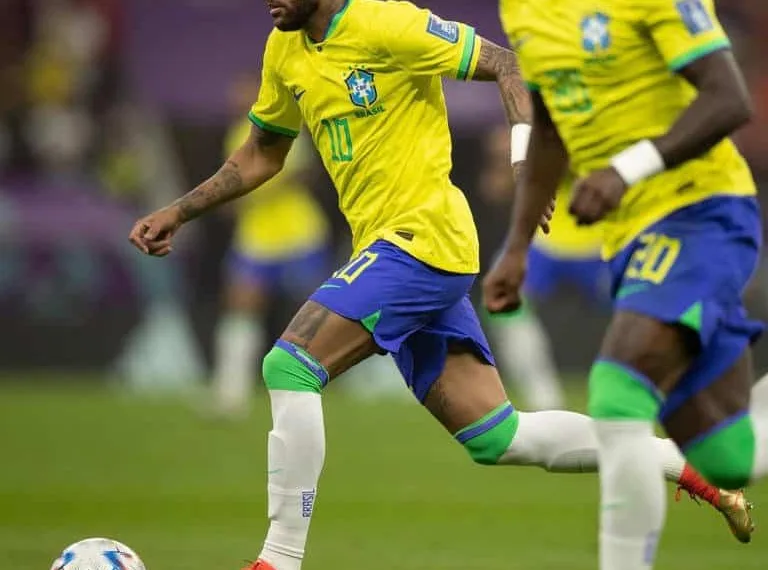 Neymar e Danilo estão fora da fase de grupos da Copa