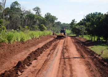 Assentamento de produtores do Baixa Verde recebe da Prefeitura de Rio Branco pavimentação e piçarramento em dez ramais
