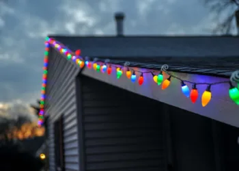 Decoração de Natal: como evitar acidentes e garantir a alegria da iluminação 