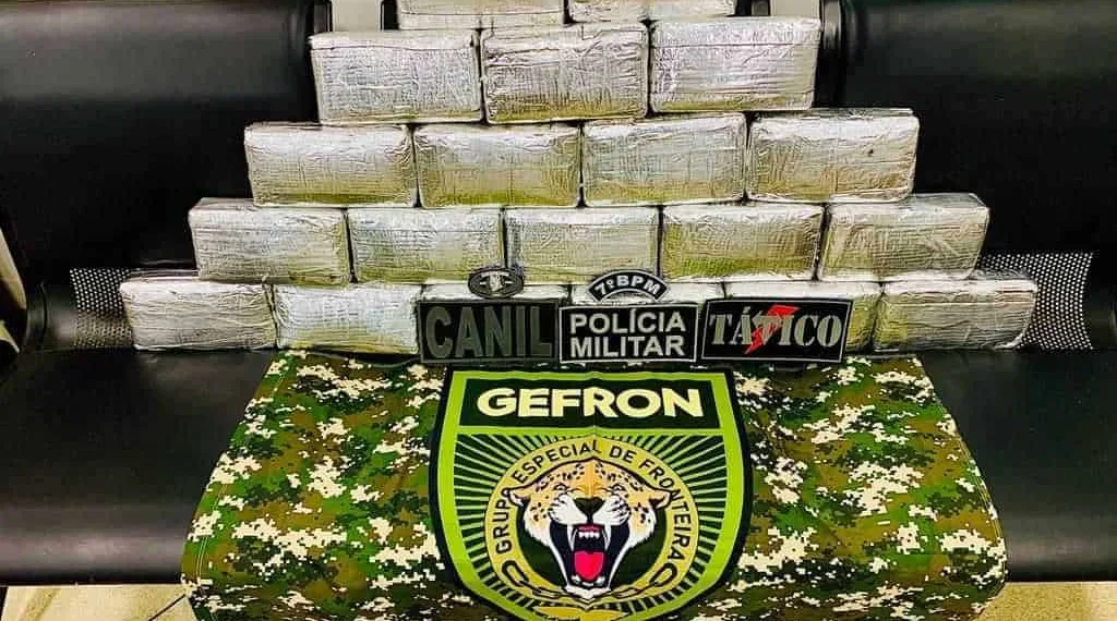 Passageiro de ônibus é preso transportando 23 quilos de maconha em mala, no interior do Acre