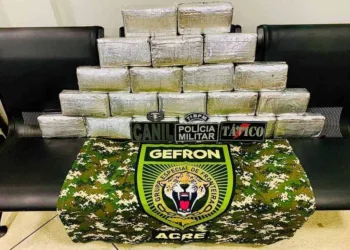 Passageiro de ônibus é preso transportando 23 quilos de maconha em mala, no interior do Acre