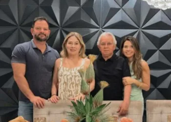 Teresa Bader com o marido Chico Muniz Ribeiro e os filhos Marcelo e Marcela Bader, celebrando sua idade nova