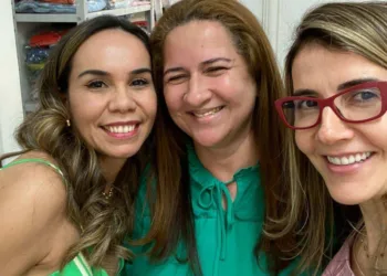 Noemia de Paula e Carol Leite, ladeando a empresária Mayra Tinôco, durante coquetel de lançamento da nova coleção da grife Maria Filó