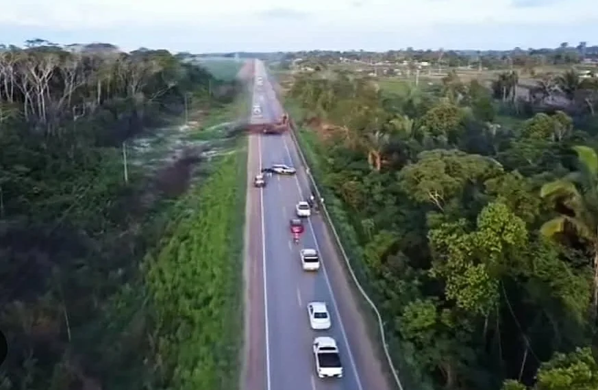 Fotógrafo acreano faz imagens aéreas de um dos trechos bloqueados na BR-364