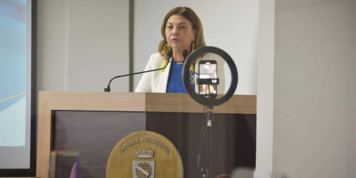 'Baixa o tom, sou vereadora igual aos homens', diz Lene Petecão ao exigir respeito na Câmara