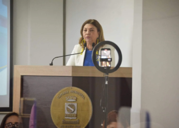 'Baixa o tom, sou vereadora igual aos homens', diz Lene Petecão ao exigir respeito na Câmara