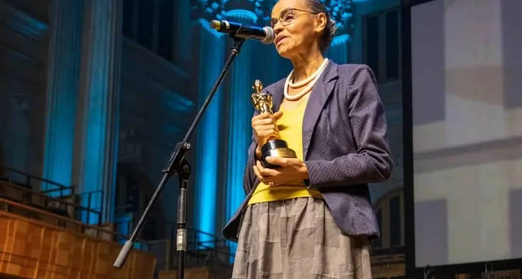 Marina Silva recebe Troféu Raça Negra por sua luta em prol de políticas de inclusão racial e enfretamento ao racismo